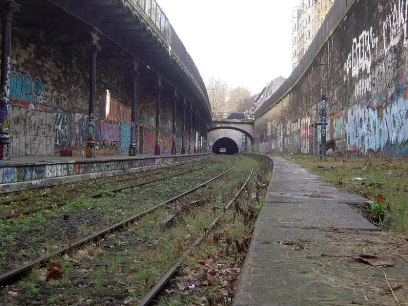 Vue des quais de la gare de l'avenue de Saint-Ouen sur la Petite Ceinture