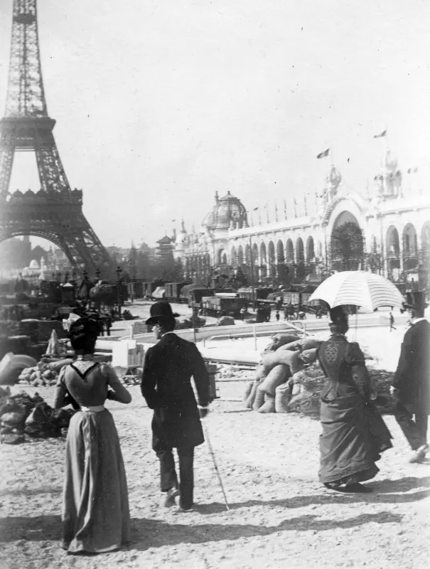 Vue du Champ-de-Mars prise depuis le Château d'eau en avril-mai 1900